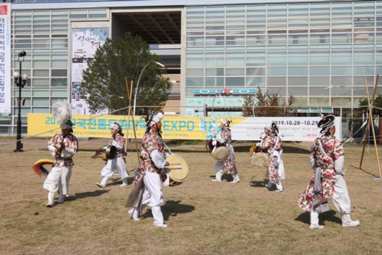 세계적인 PC온라인게임 '리그 오브 레전드'의 개발사인 라이엇 게임즈는 '2019 한국전통문화대학교 엑스포'를 성황리에 진행했다. 라이엇게임즈 제공